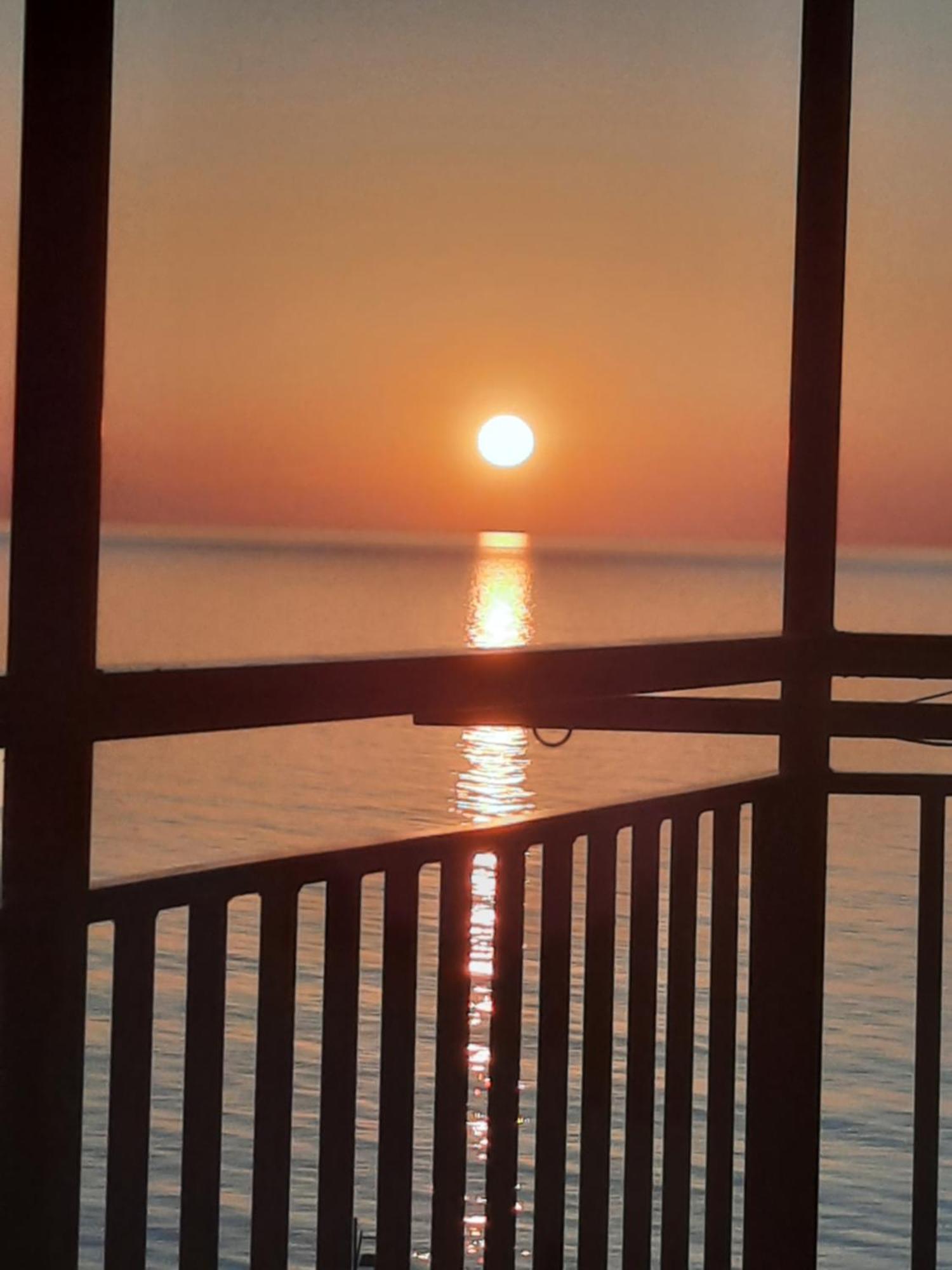 Apartment Desi With Sea View On The Beach In Batumi Luaran gambar